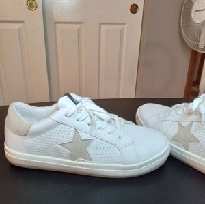 Women's Steve Madden sneakers Size 8.5 Like New!